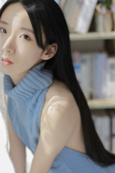 少女观看第6集视频播放